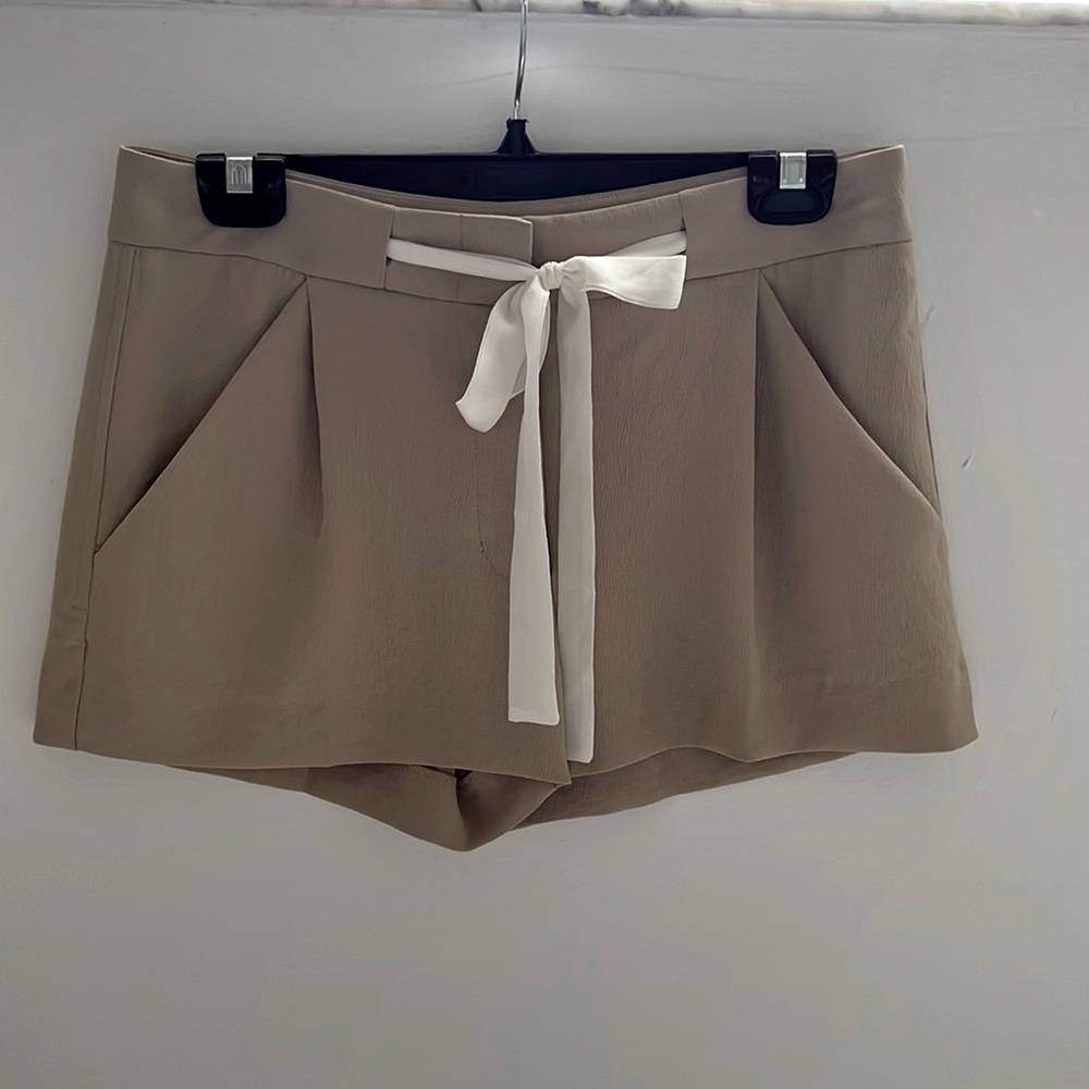 Aritzia- Wilfred Tan shorts w/pockets, Hooke/eye & ribbon front tie, size 4
